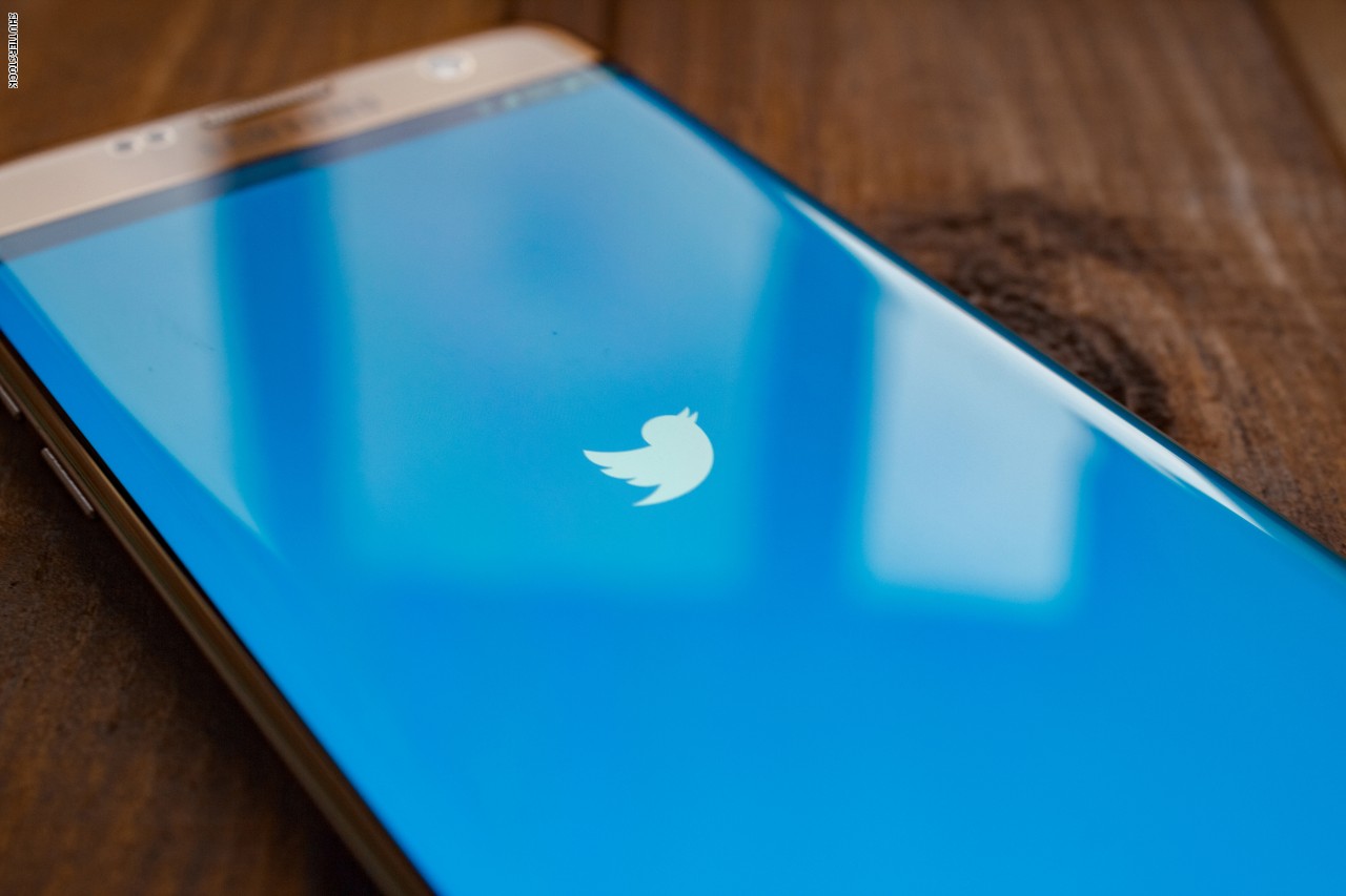 “تويتر” تتيح التقدم للحصول على شارة التحقق الزرقاء