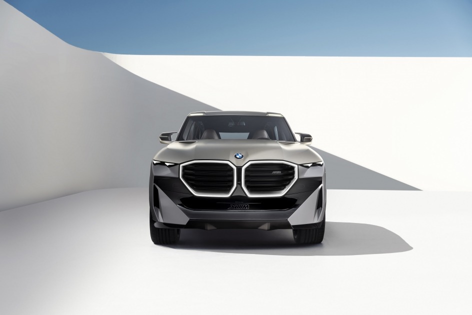 القوة والرفاهية الفائقة إلى أبعد الحدود  سيارة BMW Concept XM