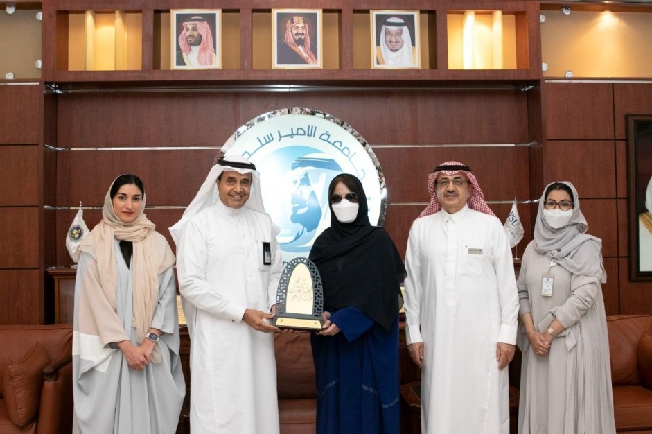 جامعة الأمير سلطان تكرم جمعية الزهايمر بدعم من 