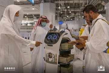 روبوت لتوزيع المصاحف على الحجاج داخل المسجد الحرام
