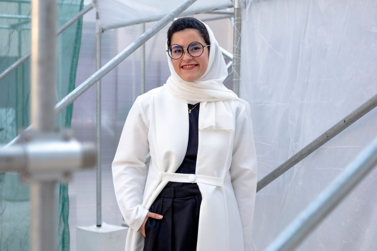 الأستاذة الجامعية والمعمارية     عزه أبو علم: الأم الإماراتية مهندسة حياة وملهمة وطن. 