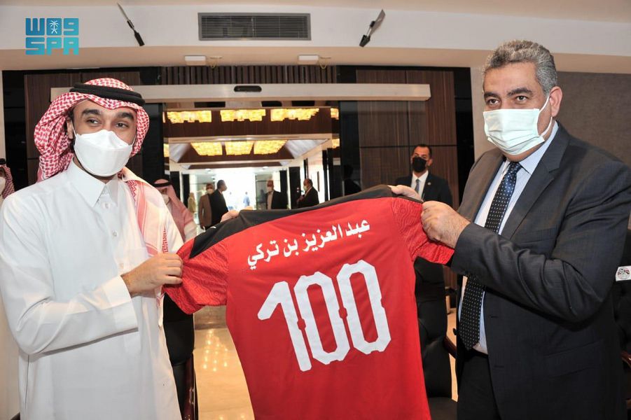 سمو وزير الرياضة يشهد مباراة المنتخب السعودي في بطولة كأس العرب لكرة الصالات بالقاهرة