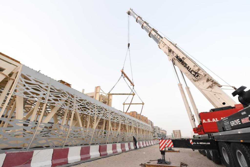 أمانة الشرقية: تركيب جسر للمشاة يربط حي الخزامى وحي الجسر بالخبر وجاهزيته للخدمة خلال الأسبوعين القادمين