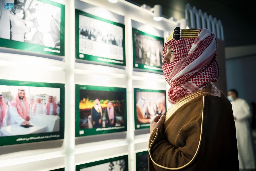  جمهور واجهة الرياض ينجذب للصور التاريخية للملوك والحراك التنموي للمملكة 