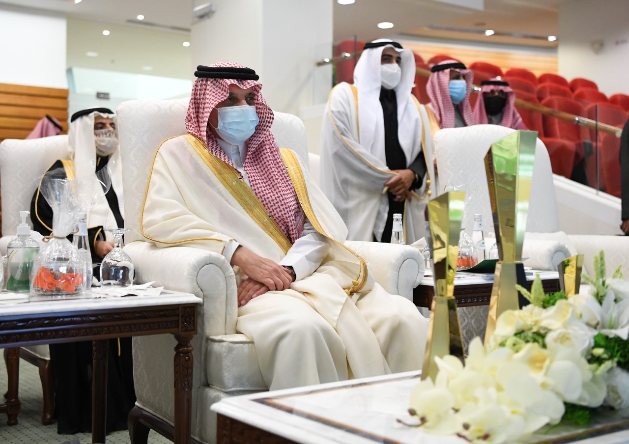 ضمن منافسات كؤوس الملوك الأمير سعود بن نايف يسلم كأس الأمير نايف بن عبدالعزيز للفائز بالسباق 