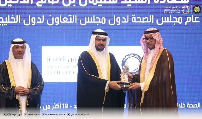 الدخيل يتسلم جائزة الشيخ عيسى آل خليفة للعمل التطوعي