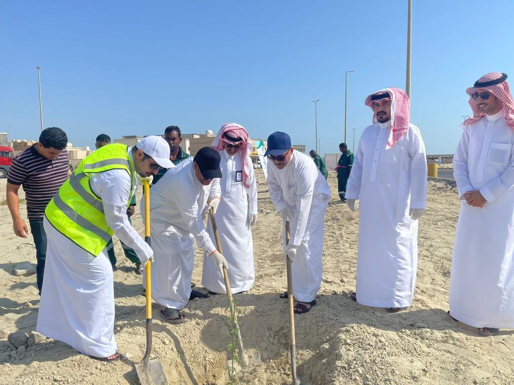 بلدية الخفجي بالتعاون مع مدينة الملك عبد العزيز يطلقان حملة (نزرع لنُجمل) ضمن مبادرة 