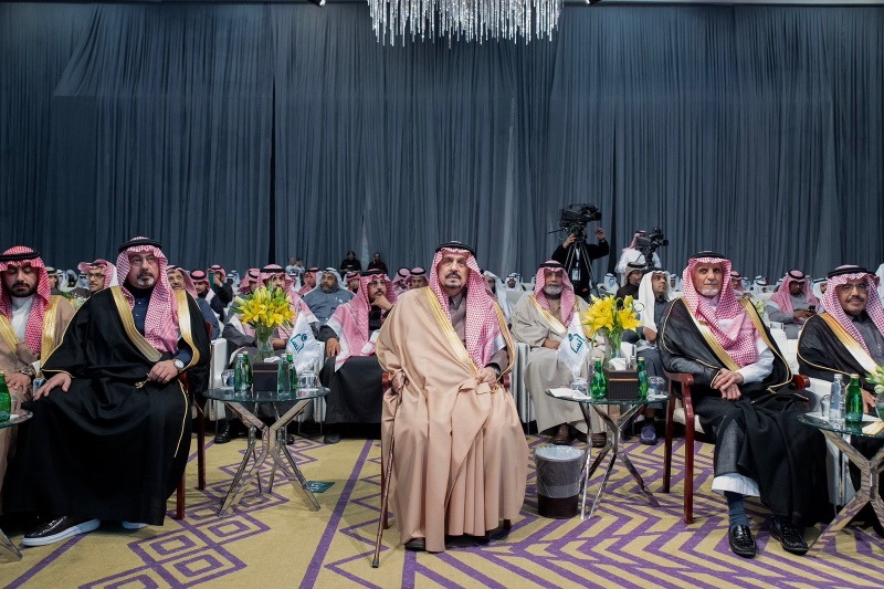 أمير الرياض يزف 100 من أبناء إنسان إلى عش الزوجية