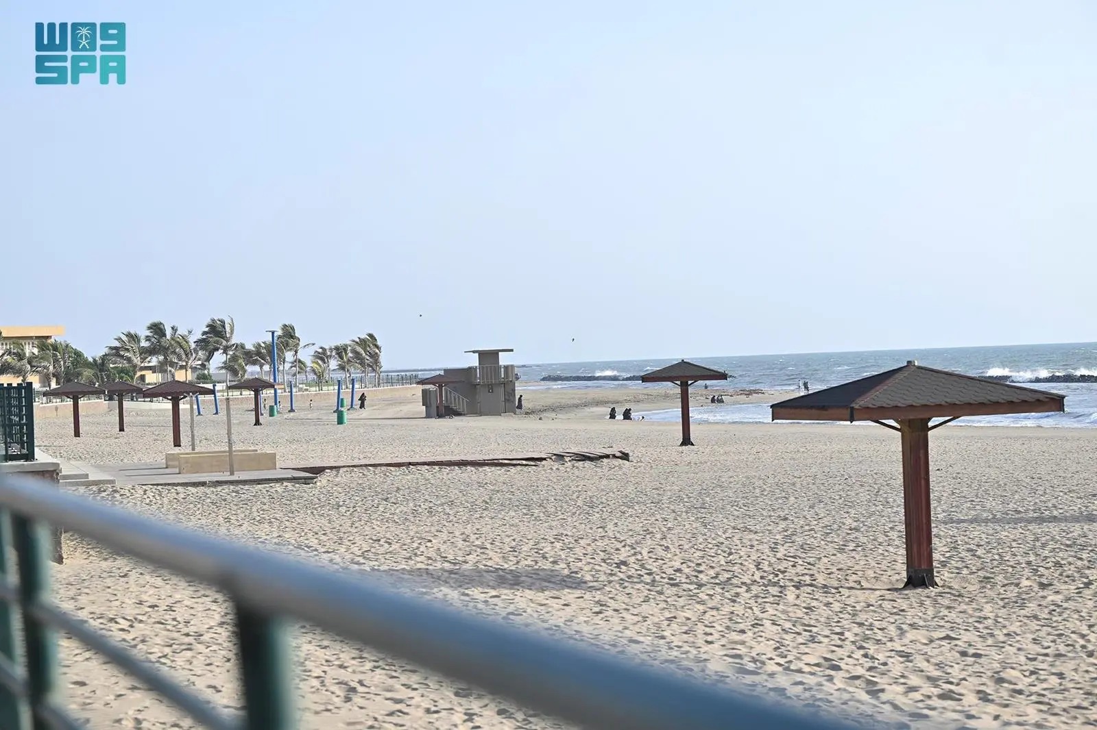  كورنيش شاطئ محافظة بيش يشهد كثافة في أعداد المتنزهين