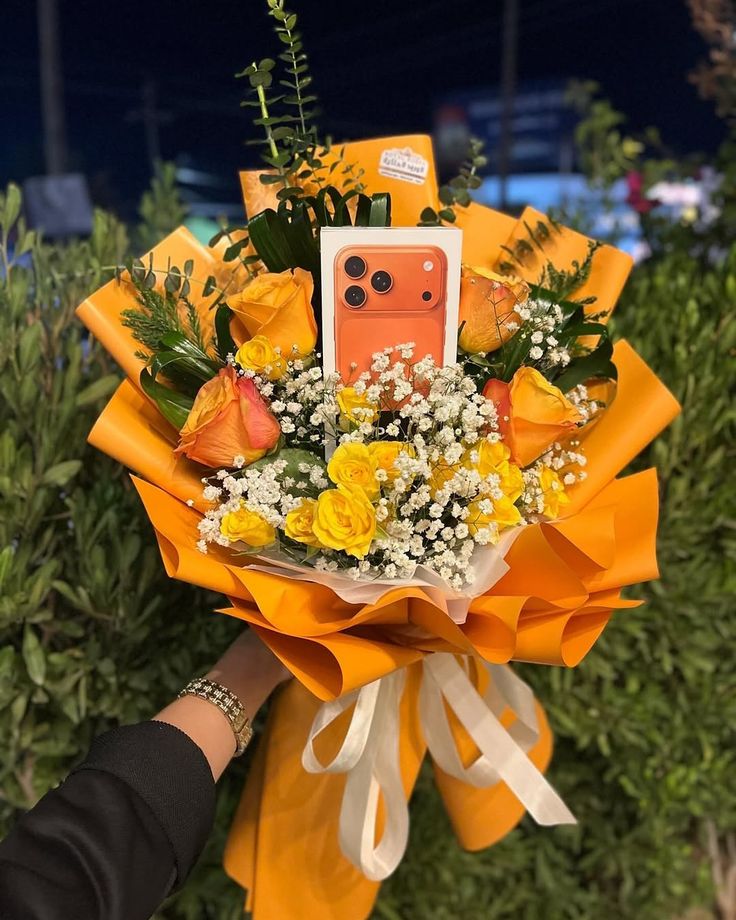 تواصلنا والورد البلاستيكي