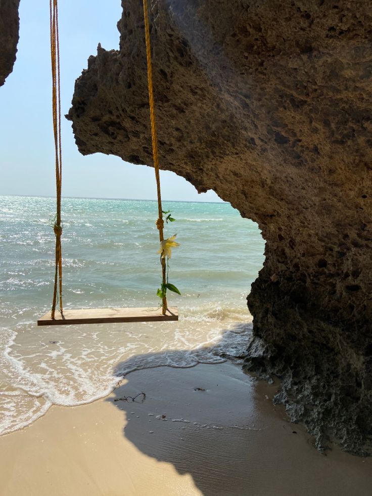 جزيرة قُمّاح… حيث يهمس البحر بحكاياتٍ لا تُروى